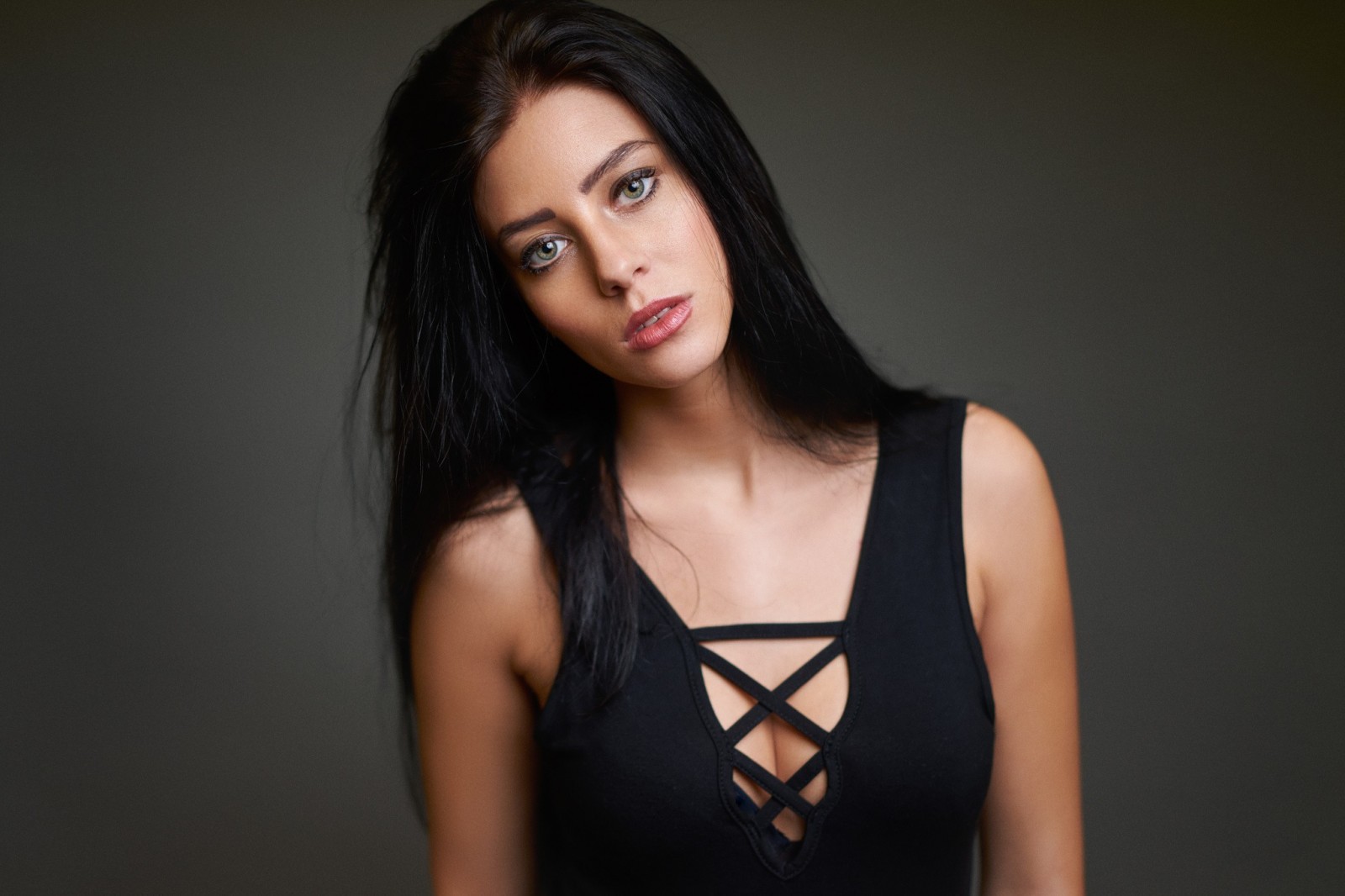 2048x1365_px_Black_Clothing_Black_Hair_brunette_cleavage_face_Green_Eyes_No_Bra-586800.jpg!d.jpg