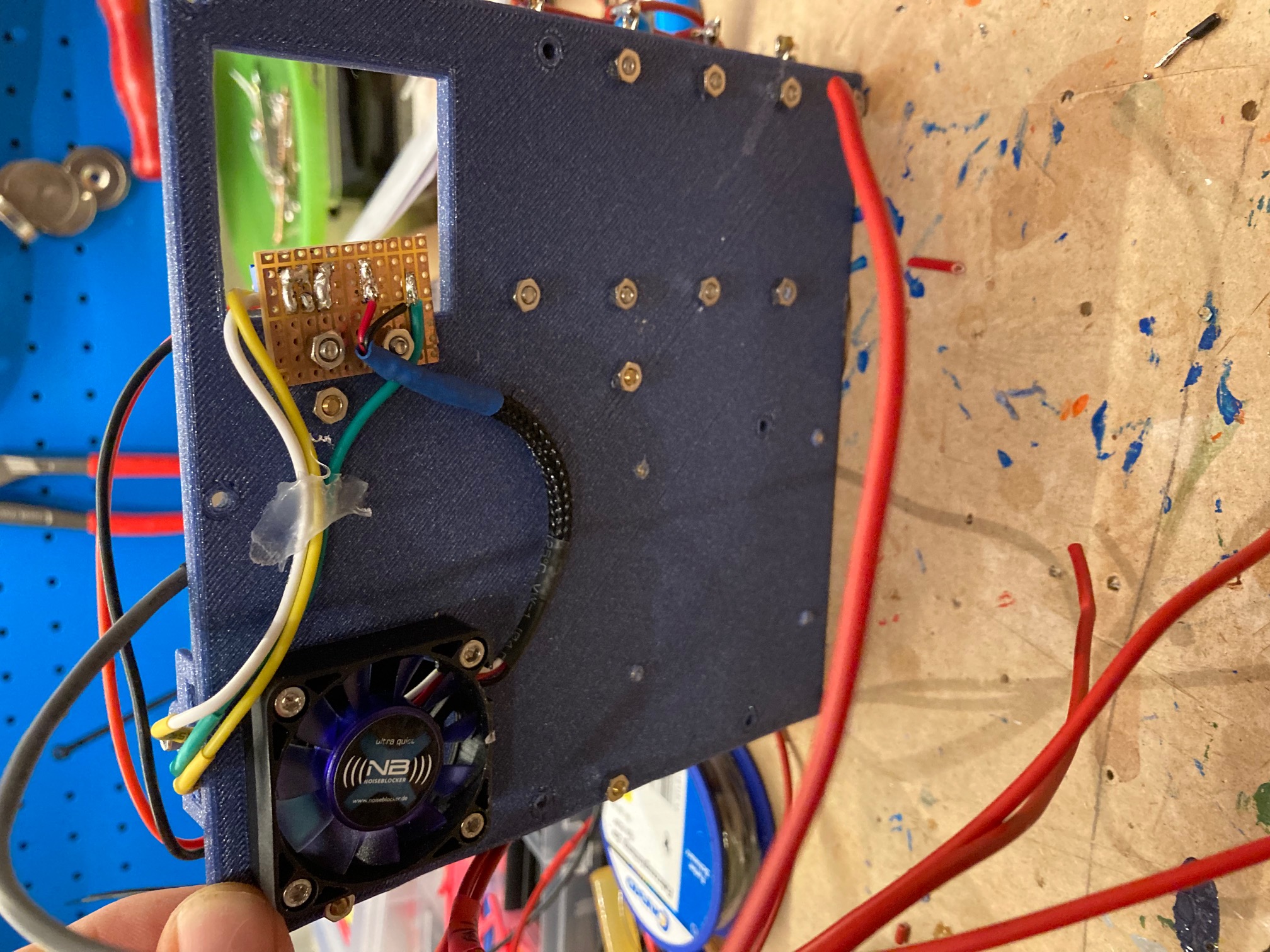 Mounting plate below with fan and temperature sensor