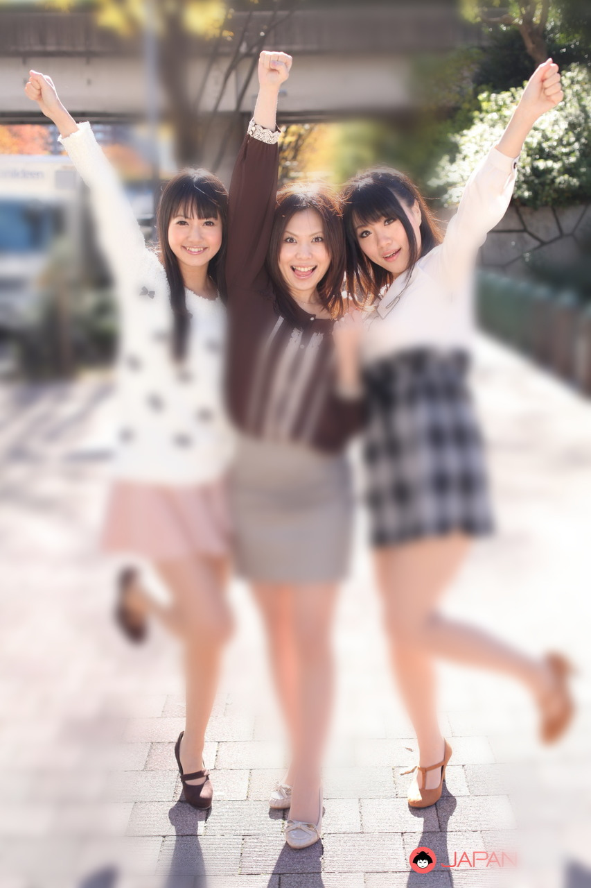 3 Asian girls in a line